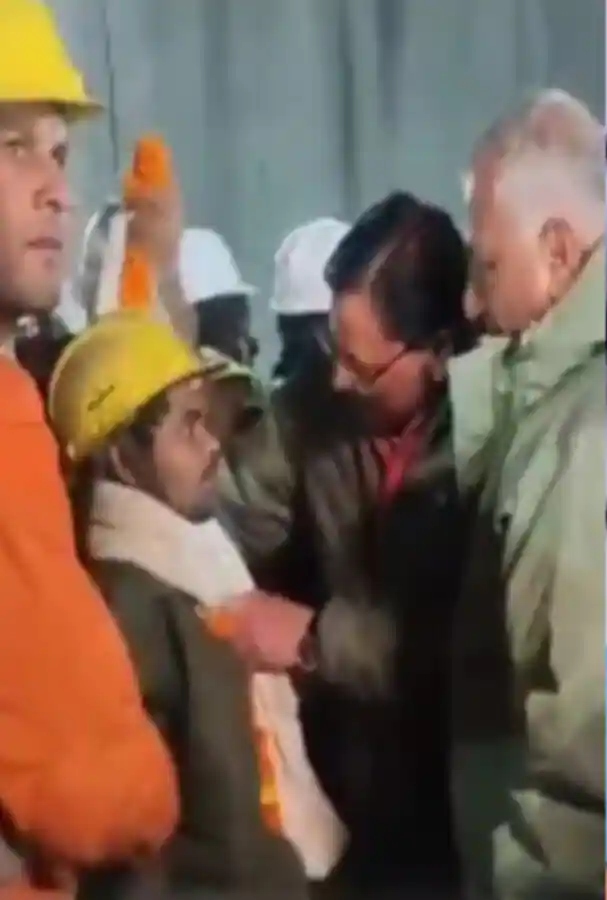 MAJDUR KO MALA PAHNATE CM